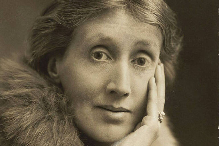 Foto de Virginia Woolf com a mão no rosto
