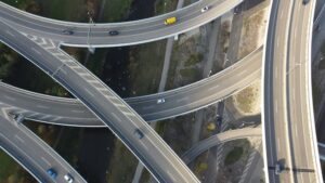 Estradas que se entrecortam, formando várias possibilidades de caminho.