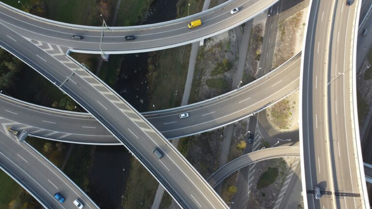 Estradas que se entrecortam, formando várias possibilidades de caminho.